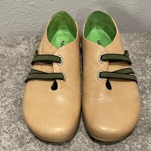 Tabarca by Pepa tan leather shoe with green bungee straps shoes 9